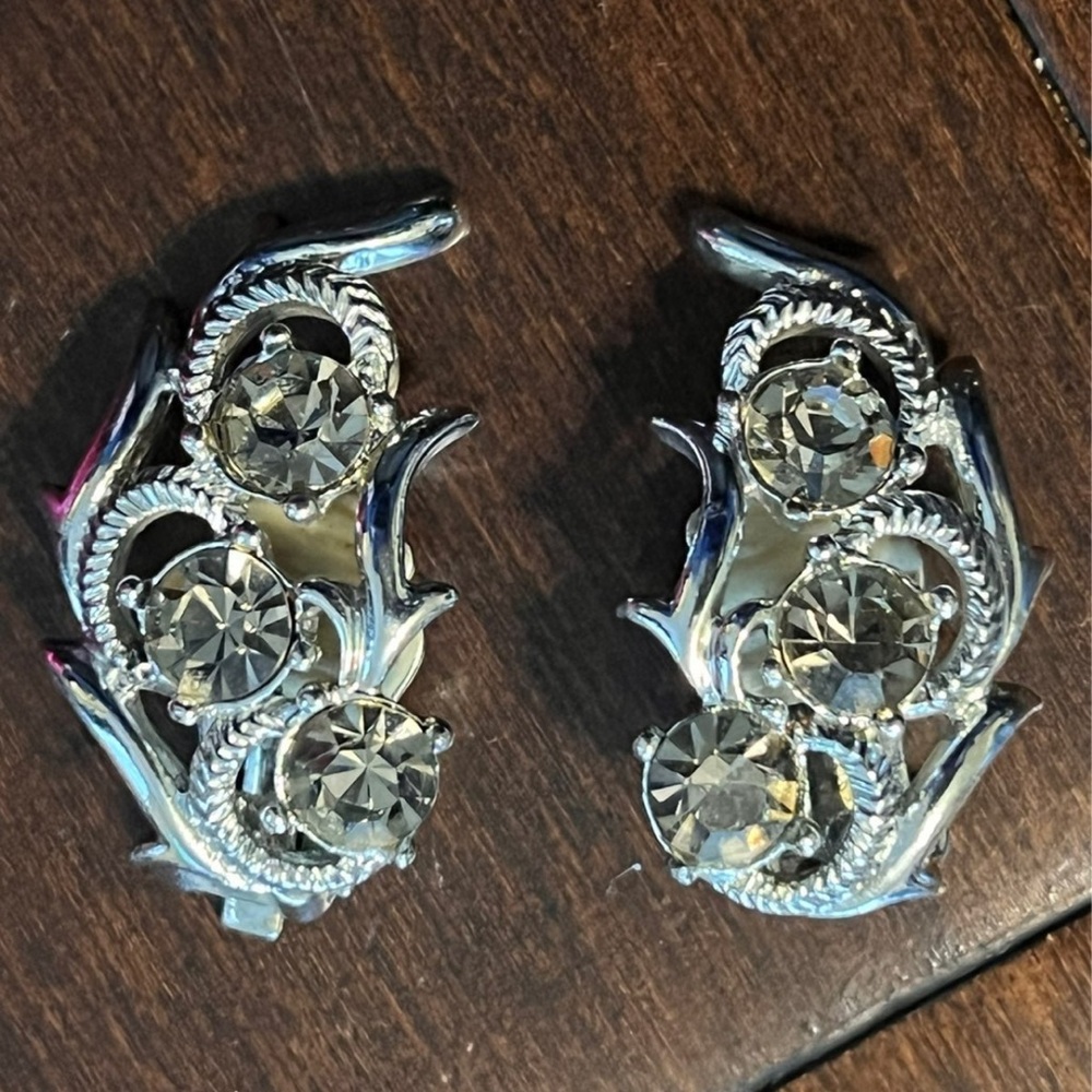 Rhinestone Earrings Sarah Coventry Clip On Feather Plume Gemstone 1950’s silver